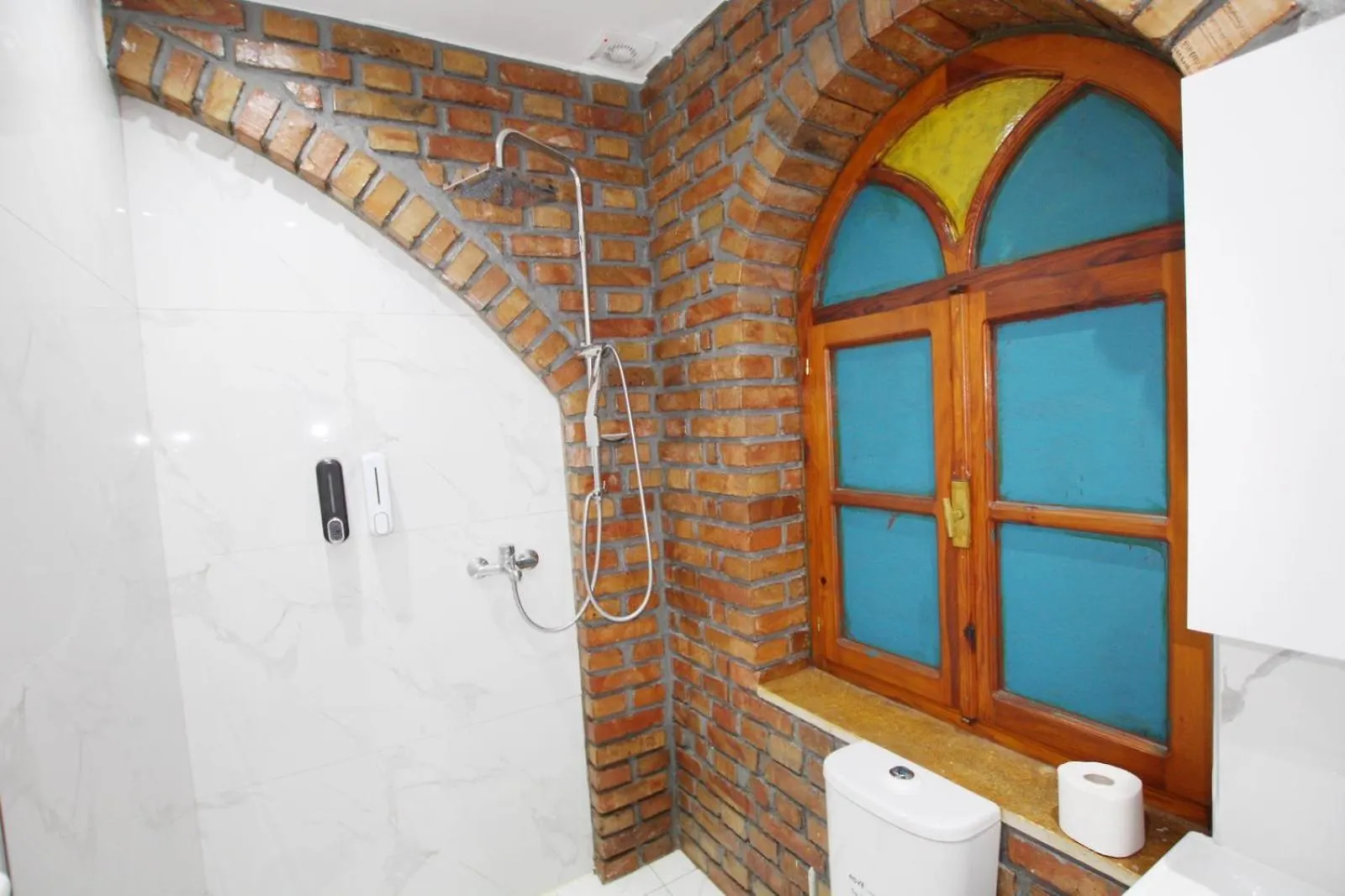 ***  בראט Hotel Boutique Buzi אלבניה