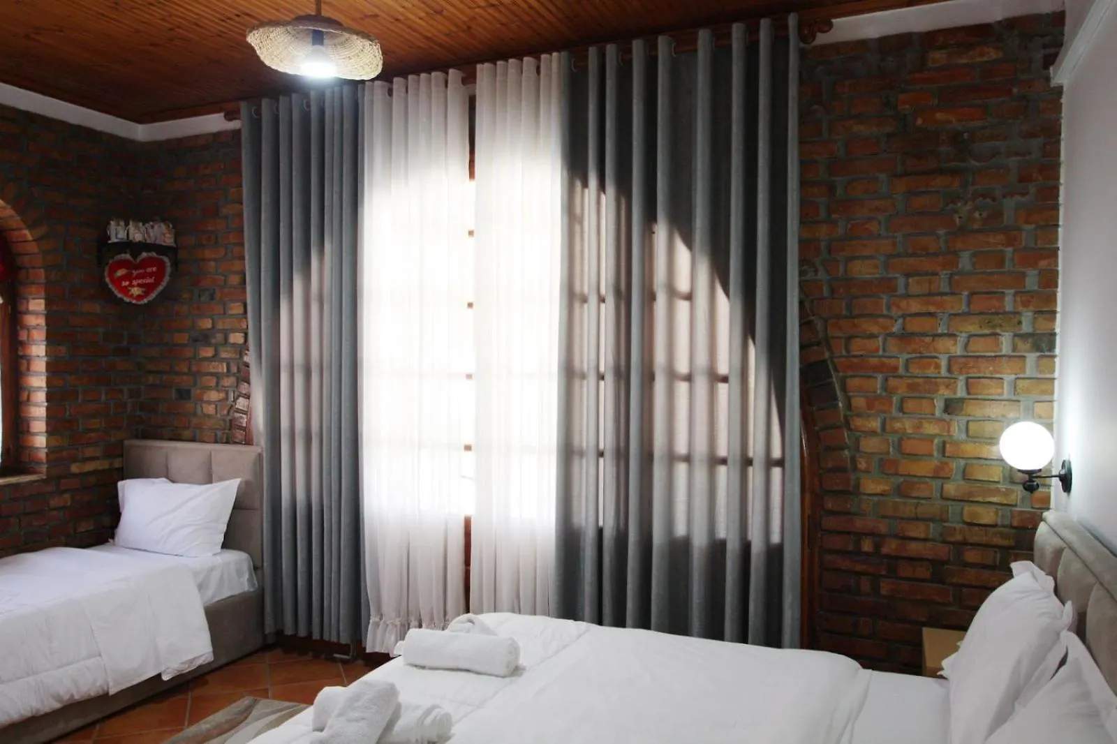 ***  בראט Hotel Boutique Buzi אלבניה